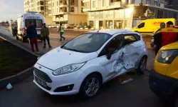 Minibüs ile Otomobil Çarpıştı: 3 Yaralı