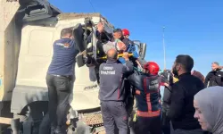 Kamyon TIR’a Çarptı: Sürücü Araçta Sıkıştı