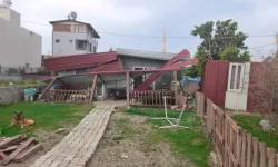 Fırtına Çatılara ve Araçlara Zarar Verdi