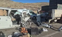 Hafif Ticari Araç TIR’a Çarptı: 3 Ölü