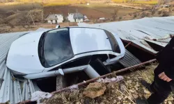 Otomobil Barakanın Üstüne Devrildi: 2 Yaralı