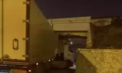 Termokinli TIR Köprü Altında Sıkıştı