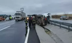 TIR Bariyerlere Çarpıp Yan Yattı: Sürücü Ağır Yaralandı