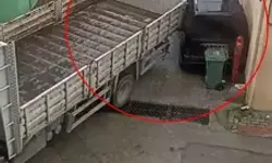 Kamyon Park Halindeki Araca Çarptı