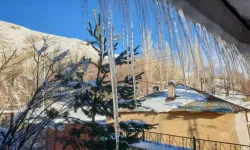 Dondurucu Soğuk: Çatılarda 2 Metrelik Buz Sarkıtları