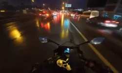 Motosiklet Kamyonetin Altına Girdi: 2 Kişi Hafif Yaralandı