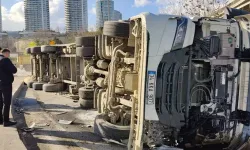 Hafriyat Kamyonu Refüje Çarpıp Karşı Şeride Devrildi