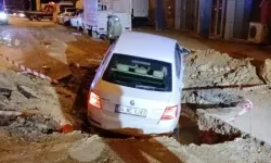 Altyapı Çalışması Yapılan Sokakta Otomobil Çukura Düştü