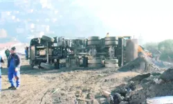 Hafriyat Kamyonu Devrildi: 1 Yaralı