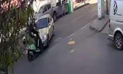 Otomobille Çarpışan Motosikletli Yaralandı, Kaza Kamerada