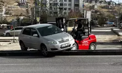 Refüje Çarpan Otomobil Forkliftle Kaldırıldı