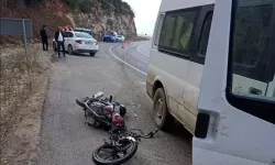 Minibüsle Motosiklet Çarpıştı: 1 Yaralı