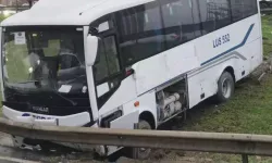 Servis Midibüsü Bariyerlere Çarparak Yoldan Çıktı