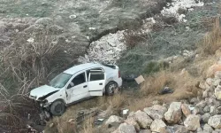 Otomobil Şarampole Devrildi: 1 Ölü, 2 Yaralı