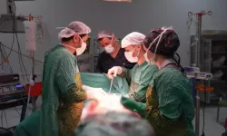 2,2 Kiloluk Tümör Başarılı Operasyonla Alındı