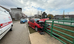 Erbaa’da Kavşakta Çarpışan İki Araçtan Biri Bariyerlere Girdi