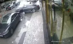 Güngören’de Çatı Araçların Üzerine Düştü