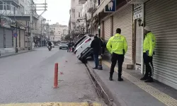 Sıra Dışı Kaza: Otomobil İş Yerinin Kepengine Yaslandı