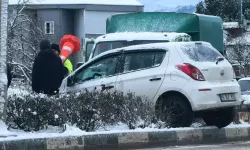 Çevreyolunda Korkutan Kaza: Otomobil Refüje Çıktı