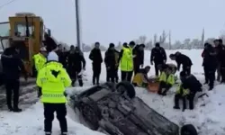 Erzincan’da Polis Aracı Şarampole Devrildi: 2 Yaralı