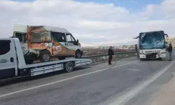 Mut’ta Minibüs ile Otobüs Çarpıştı: 2 Yaralı
