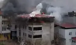 Çatı Katında Çıkan Yangın Binayı Kullanılamaz Hale Getirdi