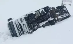 Tipi Nedeniyle TIR Devrildi, Yol Kısa Sürede Açıldı