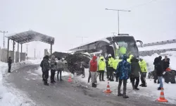 Yolcu Otobüsü Kontrol Noktasına Çarptı: 4 Polis Yaralı