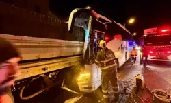 Otobüs TIR’a Çarptı: Muavin Hayatını Kaybetti