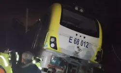 Raydan Çıkan Tren 13 Saat Sonra Raylara Oturtuldu