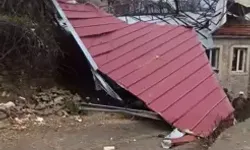 Fırtına İnşaat Çatısını Uçurdu, Komşu Eve Zarar Verdi