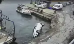 Araç Mendirekten Denize Düştü, Sürücü Kurtarıldı
