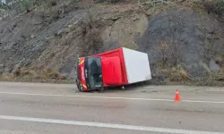 Kozan’da Yağışlı Yolda Kamyonet Devrildi