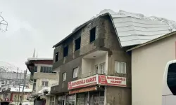 Beytüşşebap’ta Çatıda Biriken Kar Otomobile Zarar Verdi