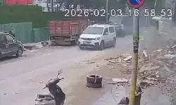 Yıkımdan Düşen Beton Parçası Araca Çarptı