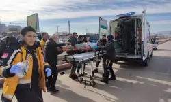 Otomobil ile Motosiklet Çarpıştı: Baba ve Oğlu Yaralandı