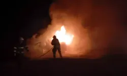 Park Halindeki Otomobil Alev Aldı, Kullanılamaz Hale Geldi