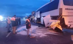 Otobüse Çarpan Araçta Sürücü Ağır Yaralı