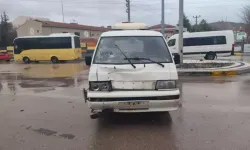 Minibüsle Elektrikli Bisiklet Çarpıştı: 2 Yaralı