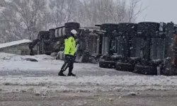 Bingöl’de TIR Kazası: Sürücü Yaralandı