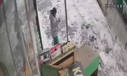 Çocuğun Yanına Kar Kütlesi Düştü: Saniyelerle Kurtuldu