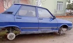 Aksaray’da Park Halindeki Otomobilin 4 Tekeri Çalındı