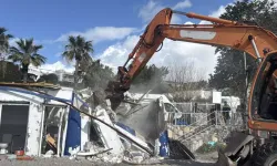 Kumbahçe Sahilinde Kaçak Yapılar Yıkıldı