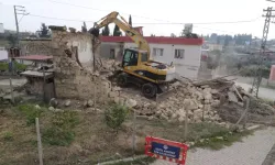 Tehlike Yaratan Metruk Bina Kontrollü Şekilde Yıkıldı