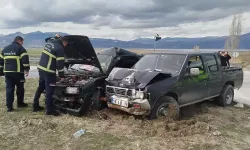 Burdur’da Kamyonet ile Otomobil Çarpıştı: 3 Yaralı