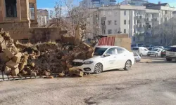 Tarihi Duvar Otomobilin Üzerine Çöktü