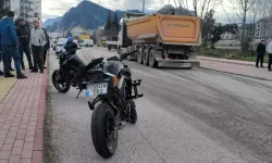 Motosiklet Kamyona Çarptı: 2 Lise Öğrencisi Yaralandı