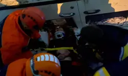 Kars’ta Hafif Ticari Araç Şarampole Yuvarlandı: 2 Yaralı