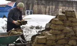Bitlis’te Köylüler Gelecek Kış İçin Tezek Hazırlıyor