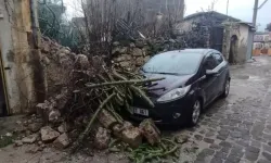 Tarsus’ta Bahçe Duvarı Otomobilin Üzerine Çöktü